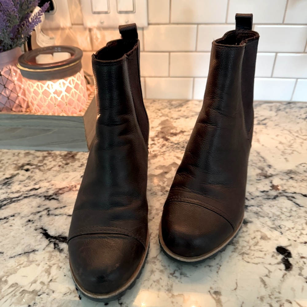Women’s Ugg wedge shoes black size 6 lovely